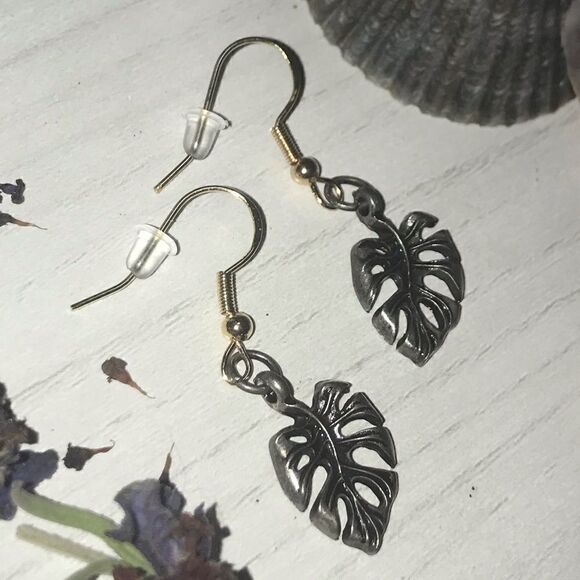 🪴 BRASS MONSTERA LEAF EARRINGS 🌱🍃 - Picture 4 of 11